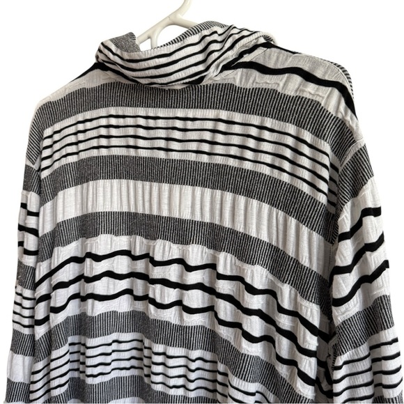 Ali Miles White & Black Button Front Wave Tunic Top, Size 2X - Picture 7 of 9